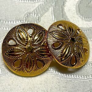 Vintage round clip on medallion earrings in gold tone about 1 inch diameter